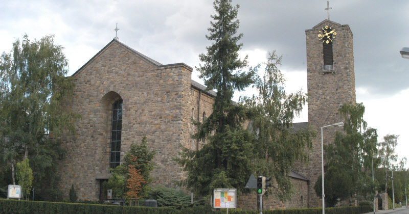 katholische Kirche Liebfrauen in Darmstadt. Eine Kirche die aus Stein gebaut ist.